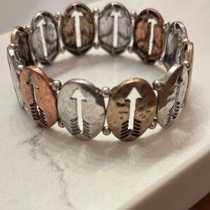 STRETCH BRACELET WITH ARROWS
